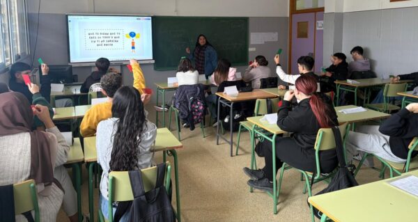 “Ni cuentos con perdices ni novelas rosas” nace con el objetivo de cuestionar los mitos del amor romántico, desmontar narrativas que perpetúan desigualdades de género y dotar al alumnado de herramientas críticas para identificar y prevenir conductas vinculadas a la violencia de género y en la pareja, así como para favorecer la educación sexual.