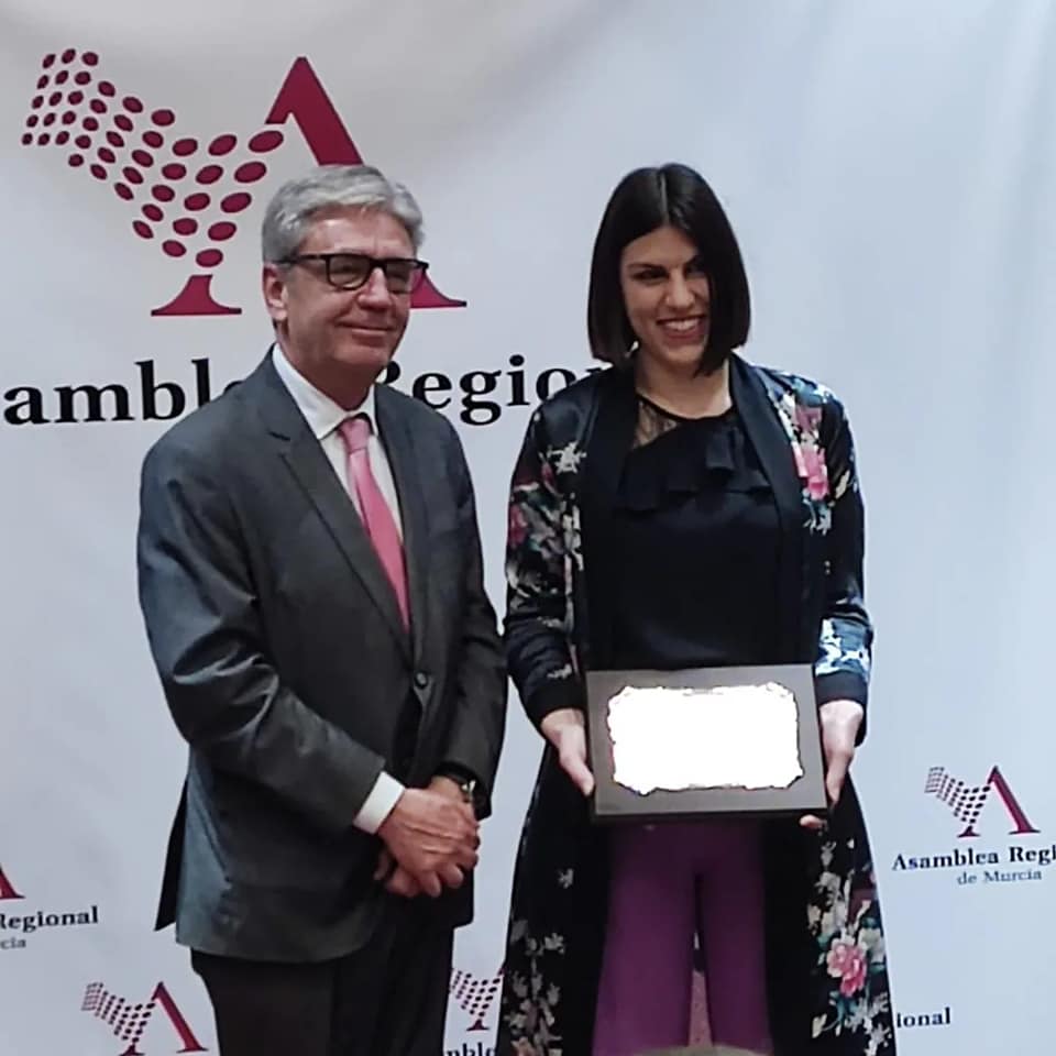 MUJOMUR recibiendo el reconocimiento de la Asamblea Regional de Murcia en 2023 por su labor en la lucha feminista y los derechos de las mujeres.