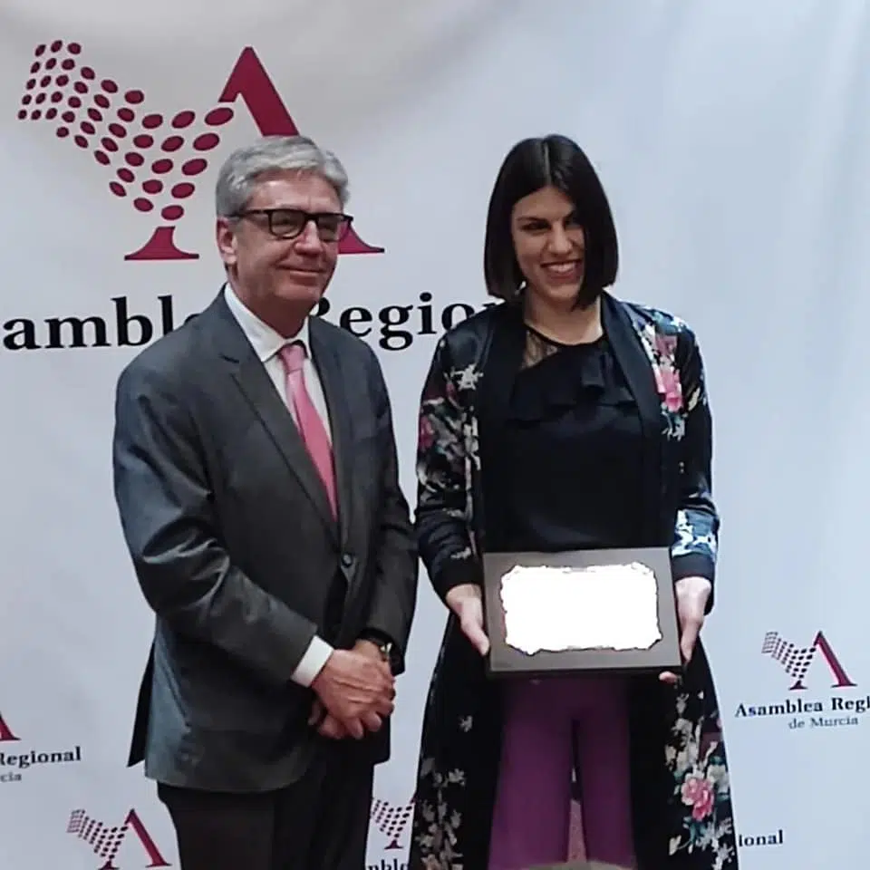 MUJOMUR recibiendo el reconocimiento de la Asamblea Regional de Murcia en 2023 por su labor en la lucha feminista y los derechos de las mujeres.