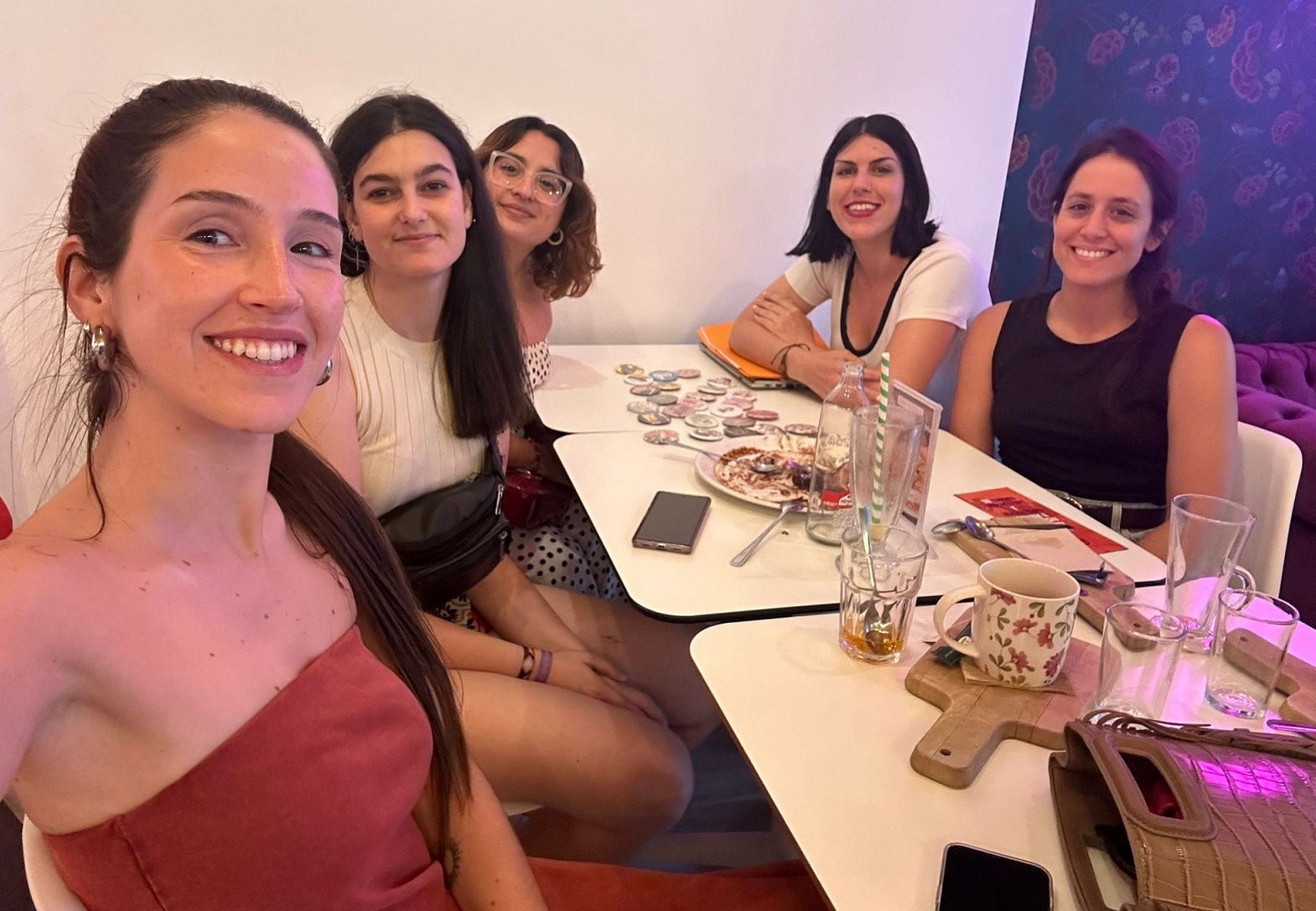 Participación de MUJOMUR en un taller sobre igualdad de género, promoviendo educación en feminismo y prevención de violencias machistas.