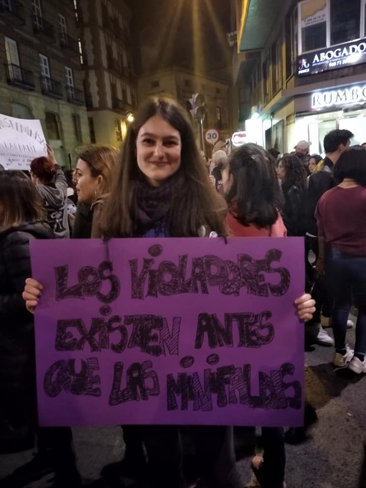 Primeras integrantes de MUJOMUR en 2009, creando un espacio feminista para la igualdad y el liderazgo de mujeres jóvenes en Murcia.
