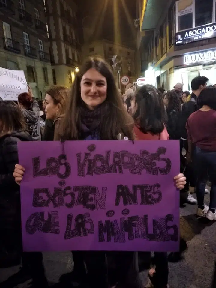 Primeras integrantes de MUJOMUR en 2009, creando un espacio feminista para la igualdad y el liderazgo de mujeres jóvenes en Murcia.